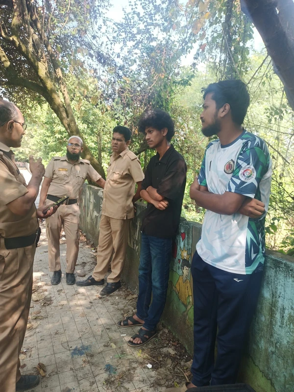 জাবিতে গাঁজা সেবনরত অবস্থায় আটক দুই বহিরাগত
