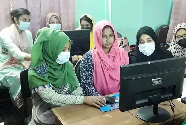 তথ্যপ্রযুক্তিতে নারীদের অংশগ্রহণ বাড়াতে করণীয়: চ্যালেঞ্জ, সুযোগ ও ভবিষ্যৎ দিকনির্দেশ