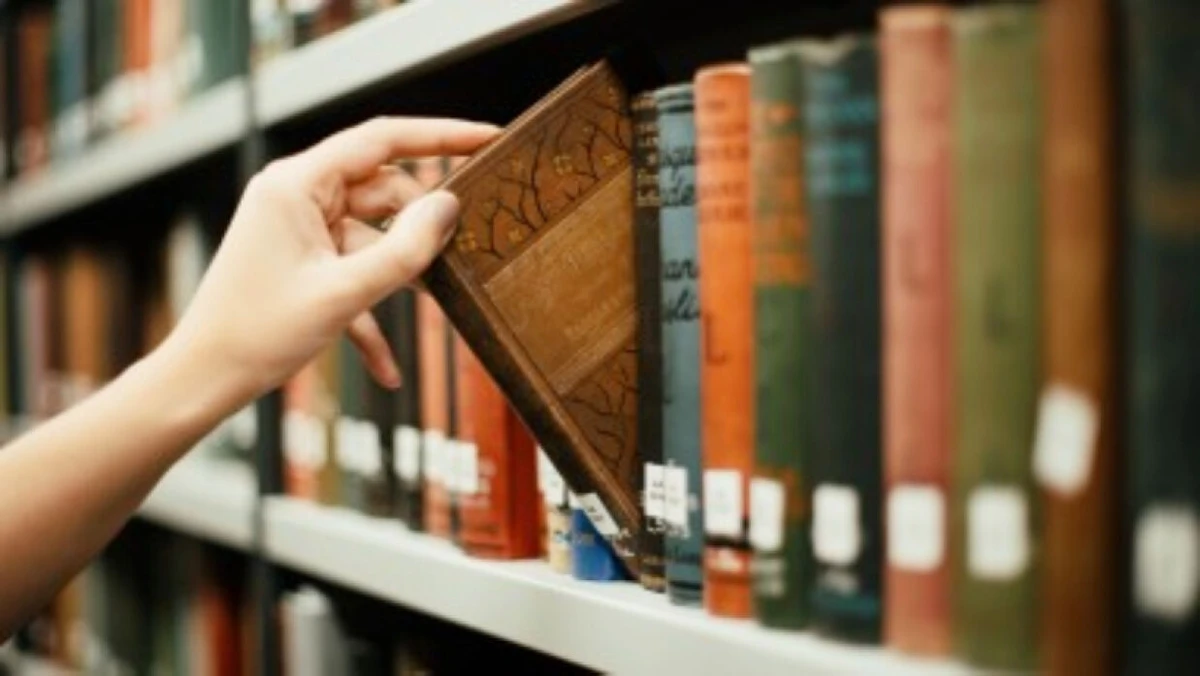 বই পড়া এখন আর শখ নয়, মানসিক রক্ষাকবচ!- গবেষণা