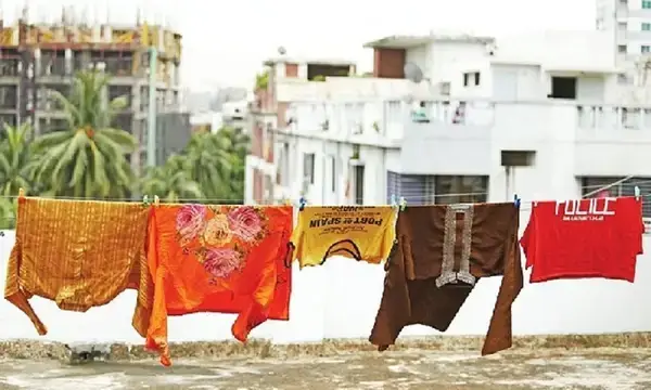 বর্ষাকালে কাপড়ের গন্ধ শুধু বিরক্তিকর নয়, হতে পারে স্বাস্থ্যঝুঁকির কারণ! সতর্ক হোন, জেনে নিন এক গোপন 'বায়ো-হ্যাক'