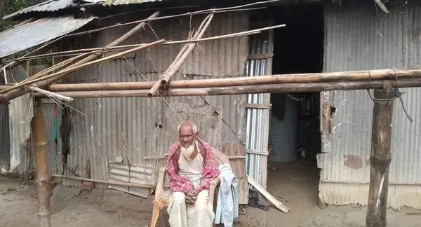 এক হাজার টাকার জন্য বৃদ্ধের ঘরের টিন খুলে নিলো প্রতিবেশী