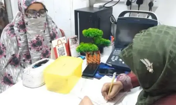 রাজশাহীতে ১ টাকায় রোগী দেখেন ৩ ডাক্তার বোন