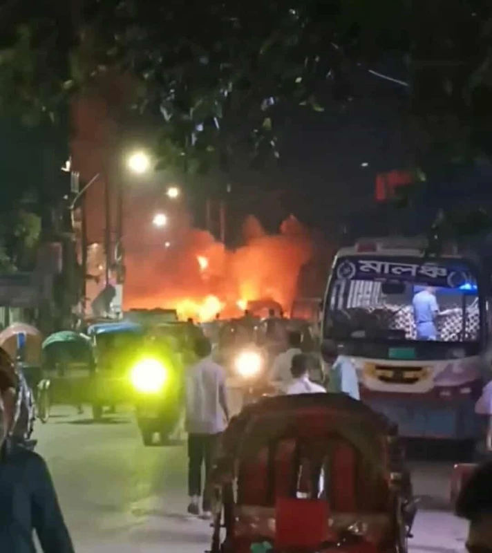 পুরান ঢাকার কাঠেরপুল এলাকায় বাসে আগুন