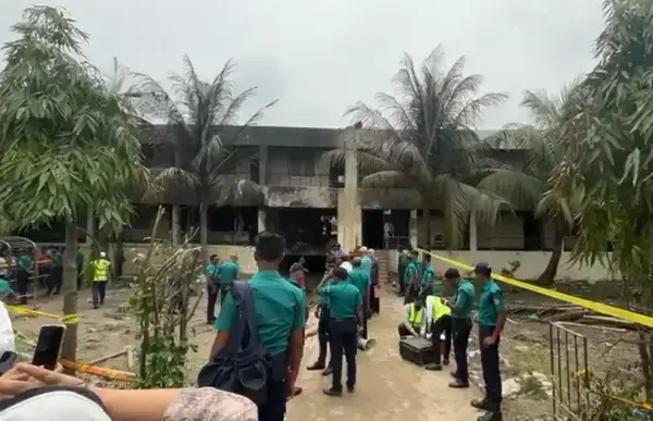 উপদেষ্টাদের ঘেরাও করলো মাইলস্টোনের বিক্ষুব্ধ শিক্ষার্থীরা