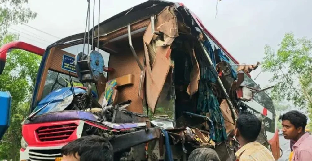 বিরামপুরে দাঁড়িয়ে থাকা ট্রাকে বাসের ধাক্কা, নিহত ২