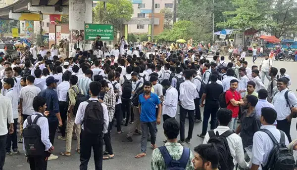 তিন দফা দাবিতে তেজগাঁওয়ে শিক্ষার্থীদের সড়ক অবরোধ