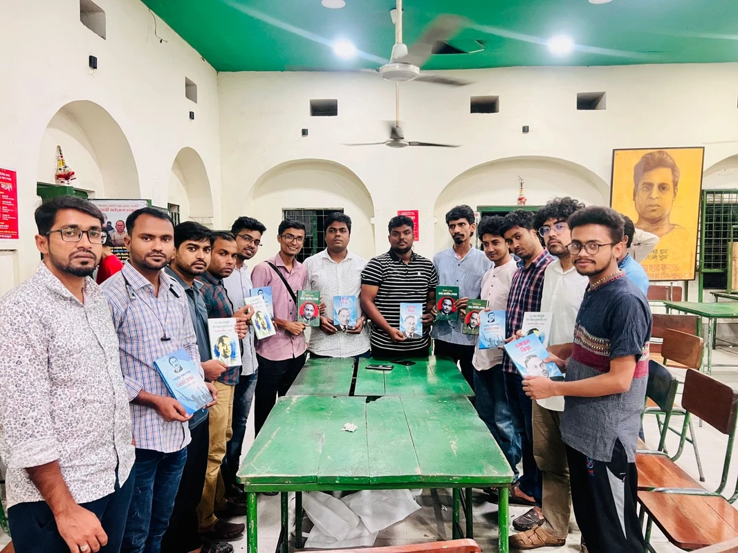 সহাবস্থানের সংস্কৃতি গড়ে তুলতে বিভিন্ন সংগঠনকে বই দিল ছাত্রদল নেতা