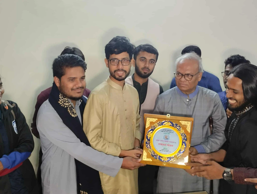 রাকসুর সাবেক ভিপি রিজভীকে সম্মাননা স্মারক দিলেন নবনির্বাচিত রাকসু নেতৃবৃন্দ