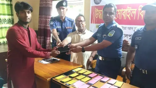প্রযুক্তির সহায়তায় উদ্ধার ৪৪ মোবাইল, ফেরত পেলেন মালিকরা