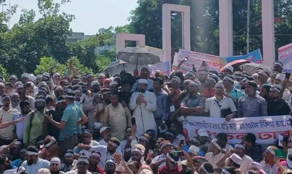 শিক্ষক-কর্মচারীদের আমরণ অনশনে অসুস্থ হয়ে পড়েছেন ৪ শিক্ষক