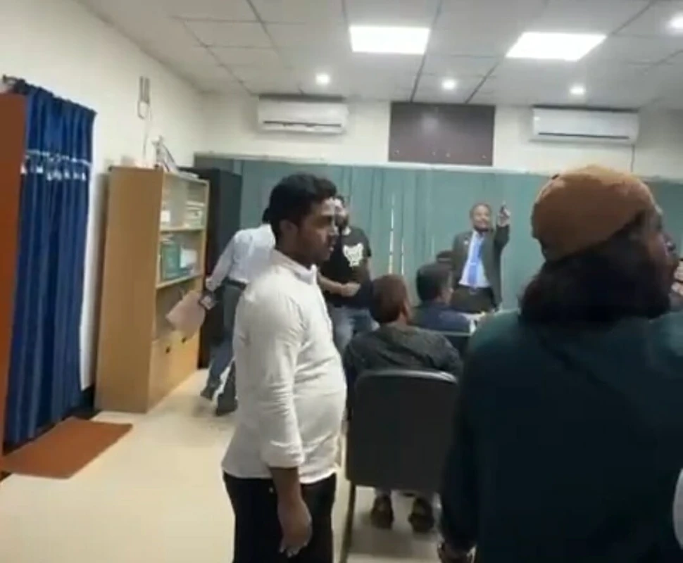 'এই বেয়াদব ছেলে, গেট আউট' রাকসুর জিএসকে রাবির ভারপ্রাপ্ত রেজিস্ট্রার