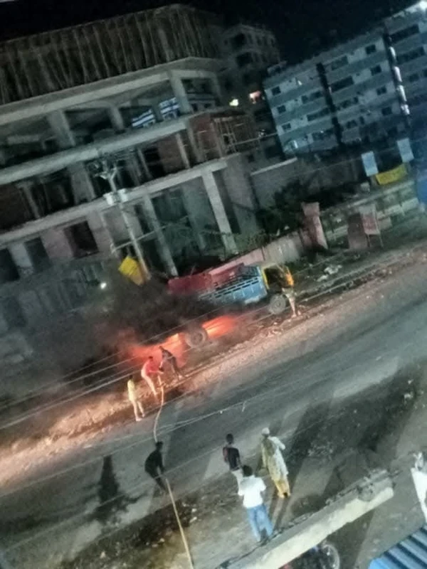 রাজধানীর কেরানীগঞ্জে জবির আস সুন্নাহ হলের সামনে মধ্যরাতে ককটেল বিস্ফোরণ,গাড়ীতে আগুন