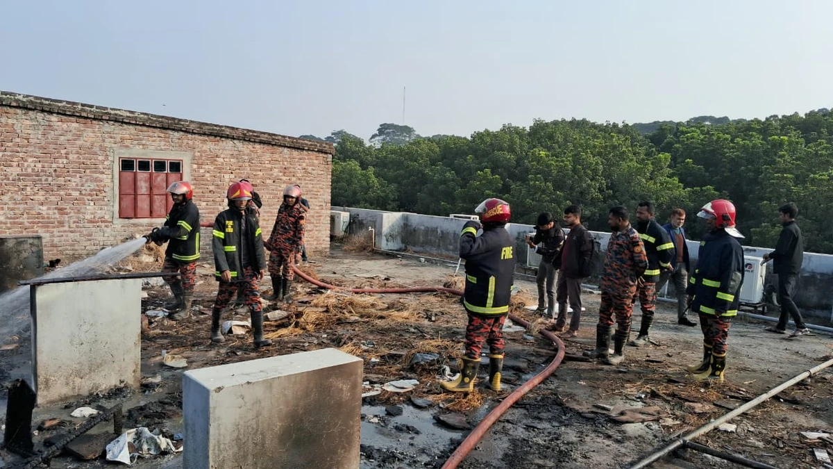 রাবির অ্যাকাডেমিক ভবনের ছাদে আগুন, ভবনের অগ্নিনির্বাপক যন্ত্রেও ছিল না গ্যাস