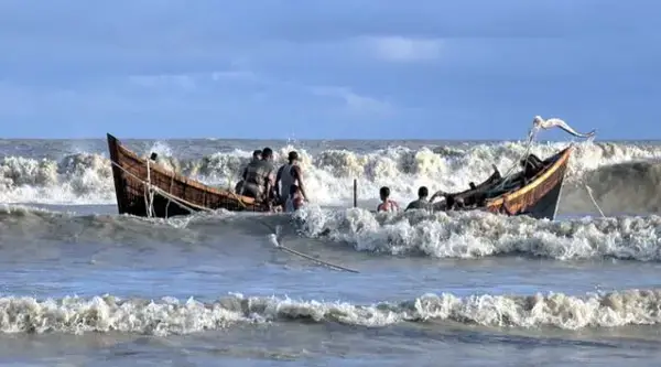 বঙ্গোপসাগরে ১৫ জেলেসহ ট্রলারডুবি, ৯ জেলে উদ্ধার হলেও নিখোঁজ ৬
