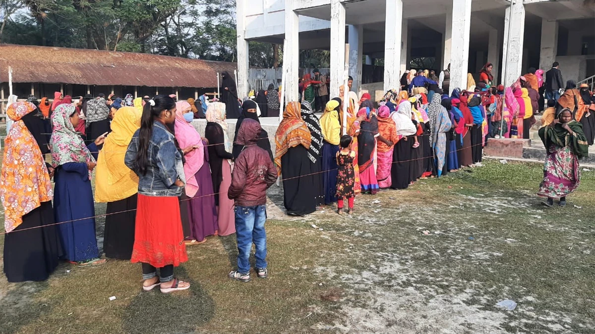 বরগুনায় ভোটকেন্দ্রে নারী ভোটারদের উপচে পড়া ভিড়