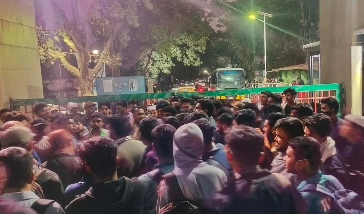 নির্বাচনে ভোট দিতে পরিবহন সুবিধার দাবিতে চবি প্রধান ফটকে তালা, চাকসুর কর্মসূচিতে ছাত্রদলের সংহতি