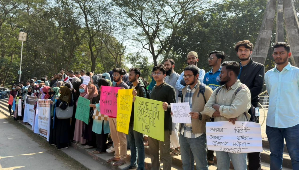 বিএমডিসি রেজিস্টার্ড চিকিৎসক ছাড়াও ল্যাব রিপোর্টে স্বাক্ষরের দাবিতে চবিতে ক্লিনিক্যাল বায়োকেমিস্টদের প্রতিবাদ