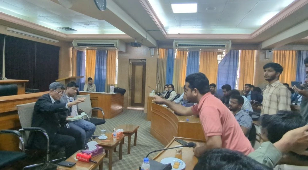 চবি তে নিয়োগ ও প্রশাসনিক অনিয়মের অভিযোগ নিয়ে উপাচার্যের সঙ্গে মুখোমুখি ছাত্রদল