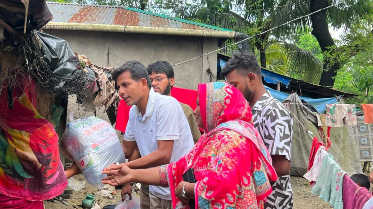 বন্যাকবলিত এলাকায় চবি ছাত্রদলের ত্রাণ বিতরণ