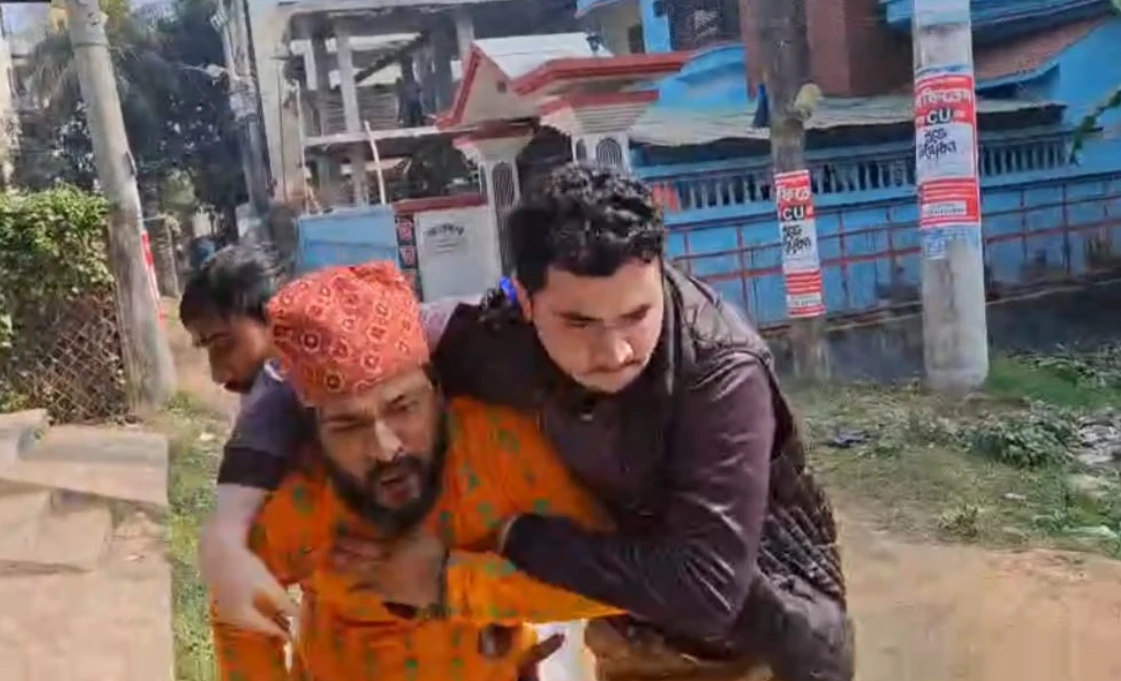 মবের ভয়ে পালানোর সময় চবি আইন বিভাগের শিক্ষক রোমানকে ধরে প্রক্টর কার্যালয়ে নিল চাকসু নেতারা