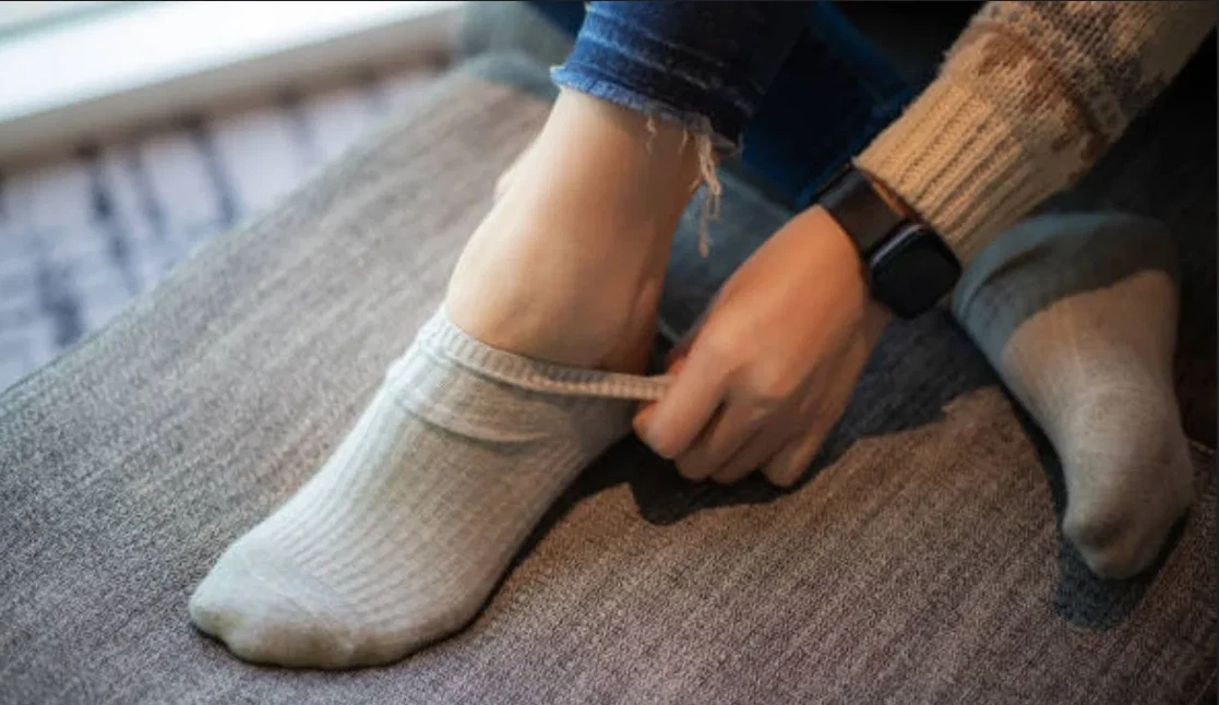 আপনার হাত-পা কি সবসময় ঠান্ডা থাকে? কিসের অভাব জেনে নিন!