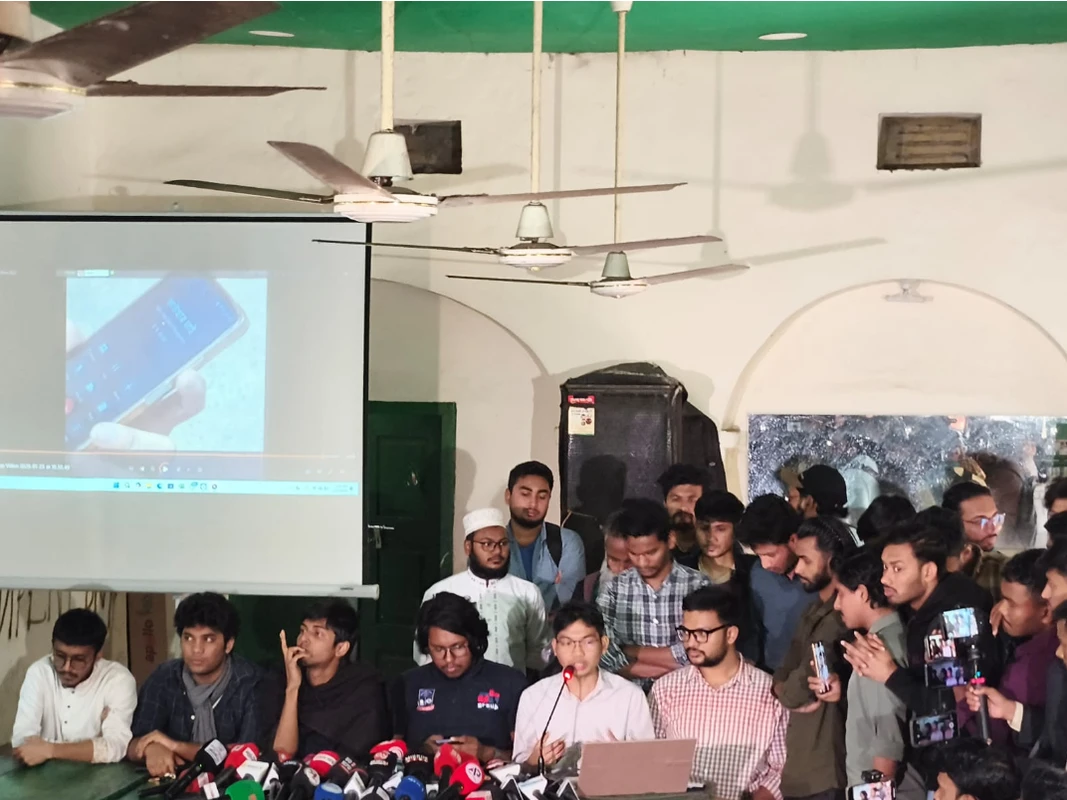 ঢাবিতে ছাত্রদলের চাঁদাবাজির ফুটেজ প্রজেক্টরে দেখালো ডাকসু