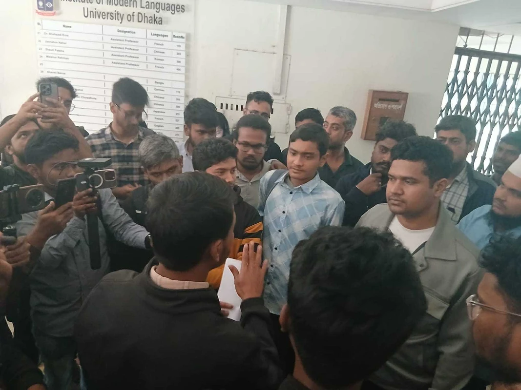 ঢাবিতে অব্যহতি পাওয়া আওয়ামীপন্থী শিক্ষককে ফেরাতে পরিচালককে অবরুদ্ধ