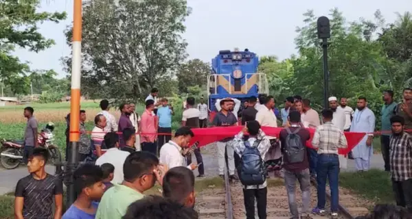 নন্দনগাছী রেলস্টেশনে ট্রেনবিরতি ও সংস্কার দাবিতে আন্দোলন, বন্ধ রাজশাহীর রেল যোগাযোগ
