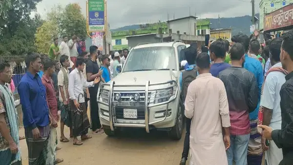 সিলেটে দুই উপদেষ্টার গাড়িবহর ঘিরে স্থানীয়দের বিক্ষোভ