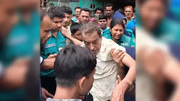খুলনায় আওয়ামী লীগ নেতাকে গণপিটুনি, নিয়েছে পুলিশ হেফাজতে