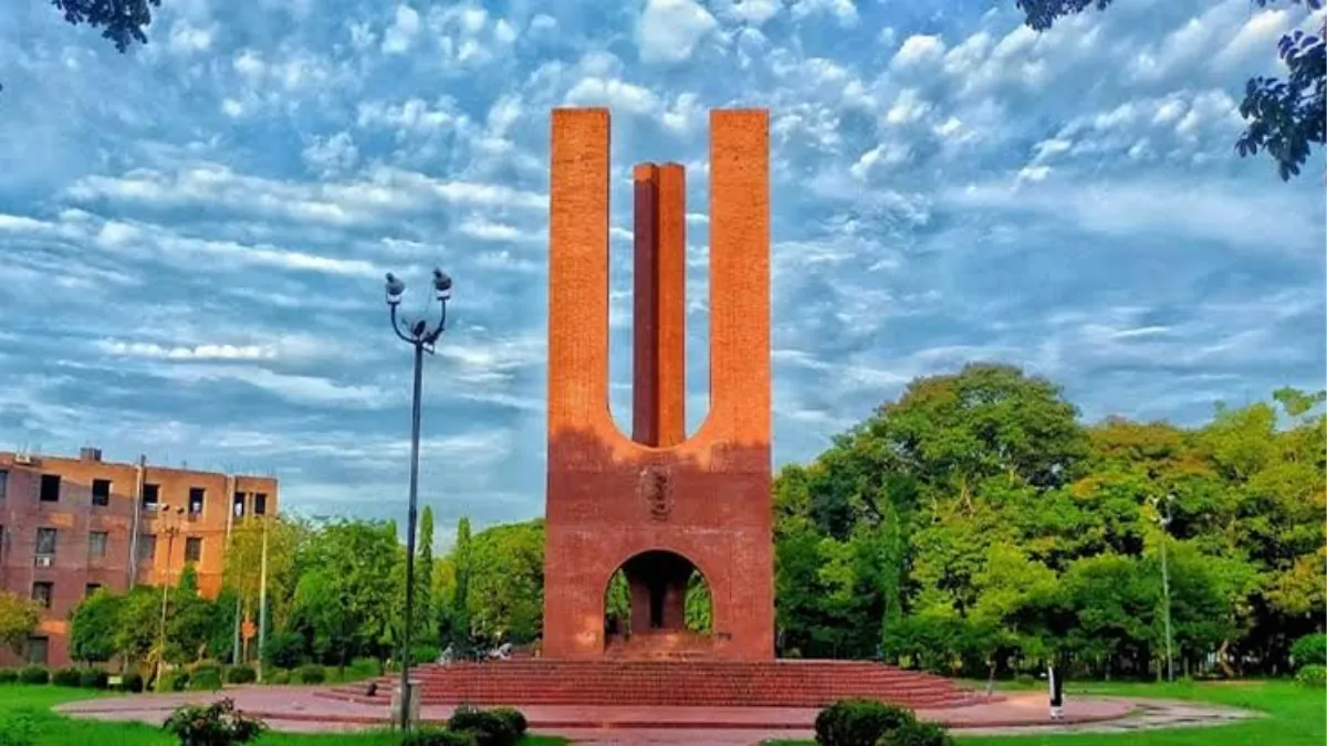 ‎জাবিতে গভীর রাতে ‘ম্যানার’ শেখানোর নামে র‍্যাগিংয়ের অভিযোগ, ১২ শিক্ষার্থী আটক