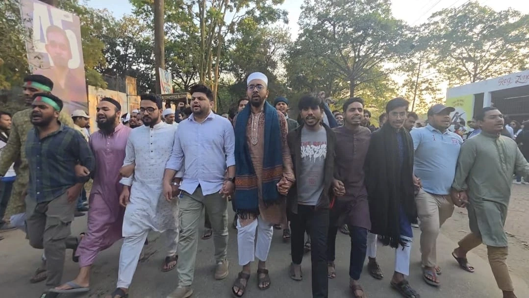 হাদির ওপর গুলির প্রতিবাদে ও জুলাই হামলাকারীদের বিচারের দাবিতে জাবিতে বিক্ষোভ