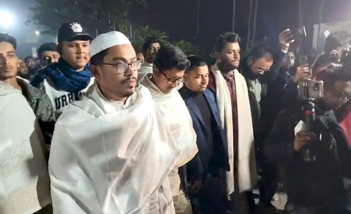 শহিদ ওসমান হাদীর কবর জিয়ারত করলেন জকসুর নবনির্বাচিত নেতৃবৃন্দ