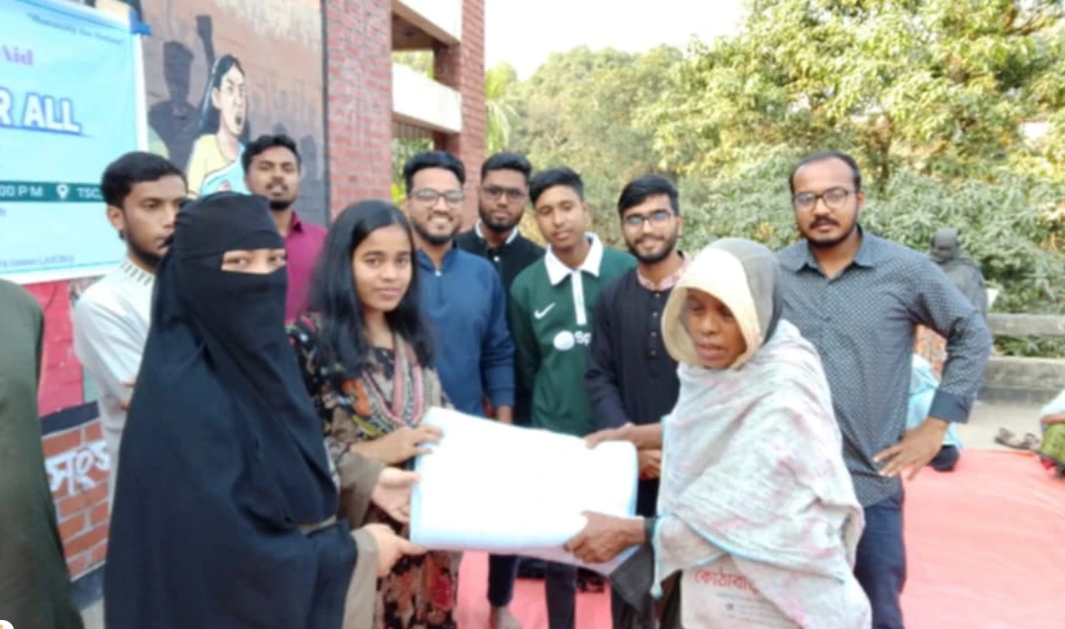 জাবিতে শীতার্তদের মাঝে ইফসা–জাকসুর শীতবস্ত্র বিতরণ