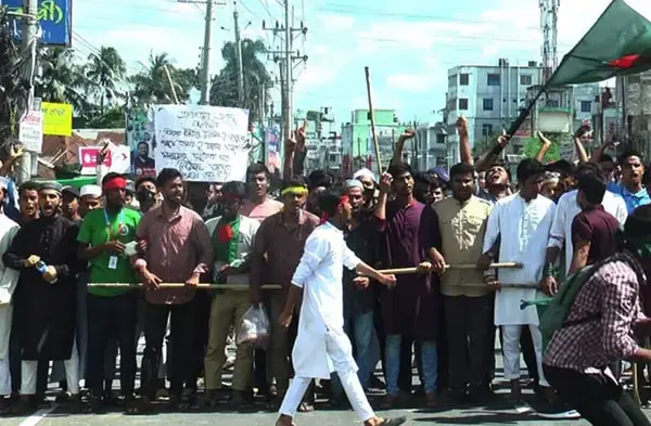 পুলিশের বাঙ্কারেও দমন হয়নি ছাত্র জনতার বিক্ষোভ