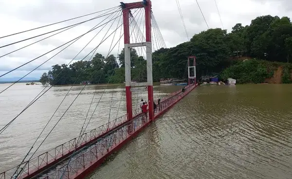 কাপ্তাই হ্রদে তলিয়ে গেল রাঙামাটির ঝুলন্ত সেতু