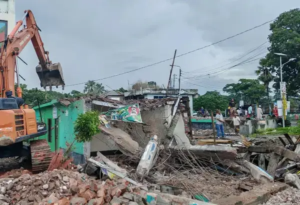গোপালগঞ্জের কোটালীপাড়ায় শতাধিক অবৈধ স্থাপনা উচ্ছেদ