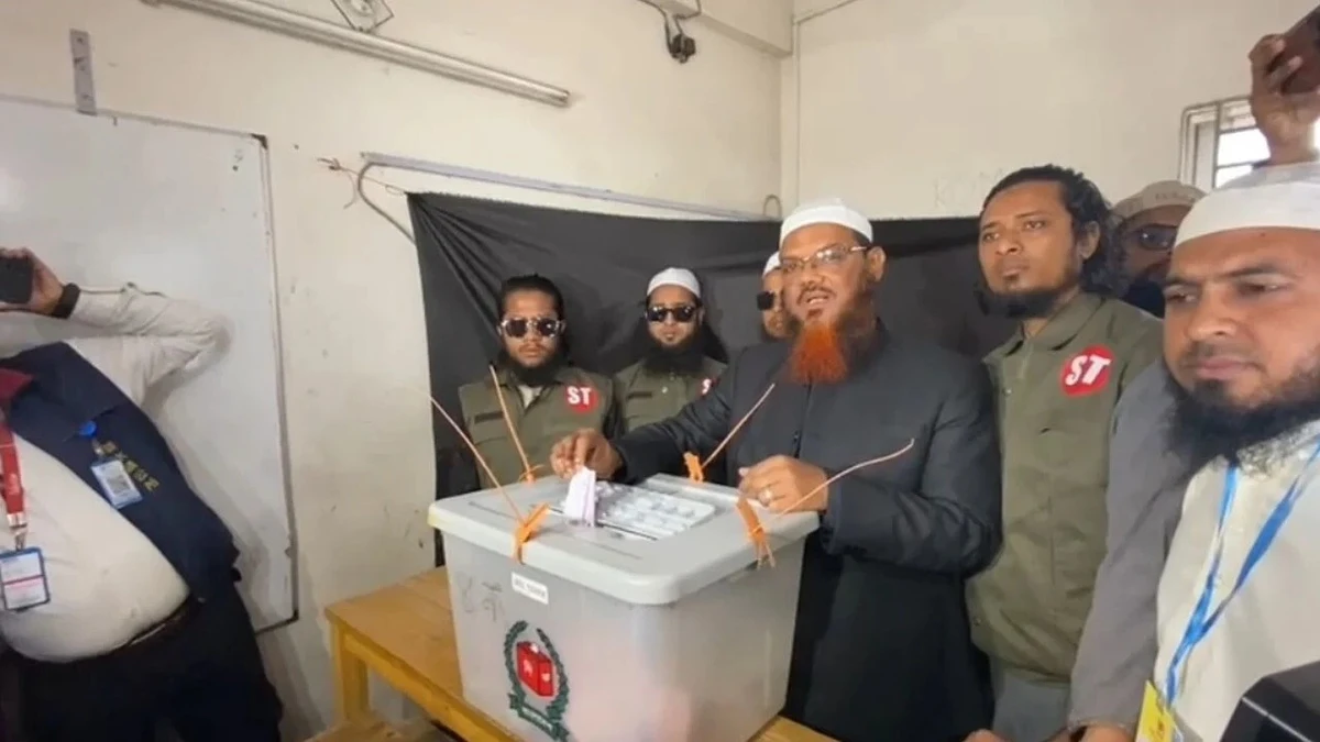 ভোটকেন্দ্রে ভোট দিলেন মুফতি ফয়জুল করিম