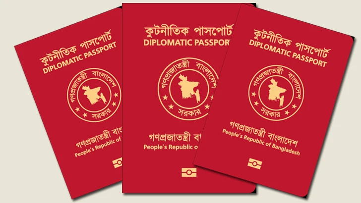 লাল পাসপোর্ট ফিরিয়ে দিলেন ১৩ উপদেষ্টা