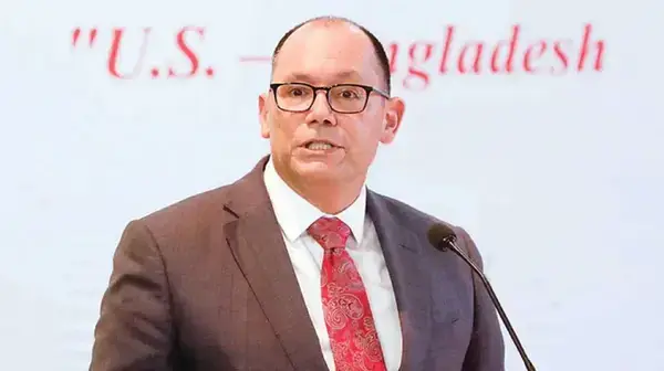 হঠাৎ কক্সবাজার ভ্রমণে এলেন পিটার হাস!