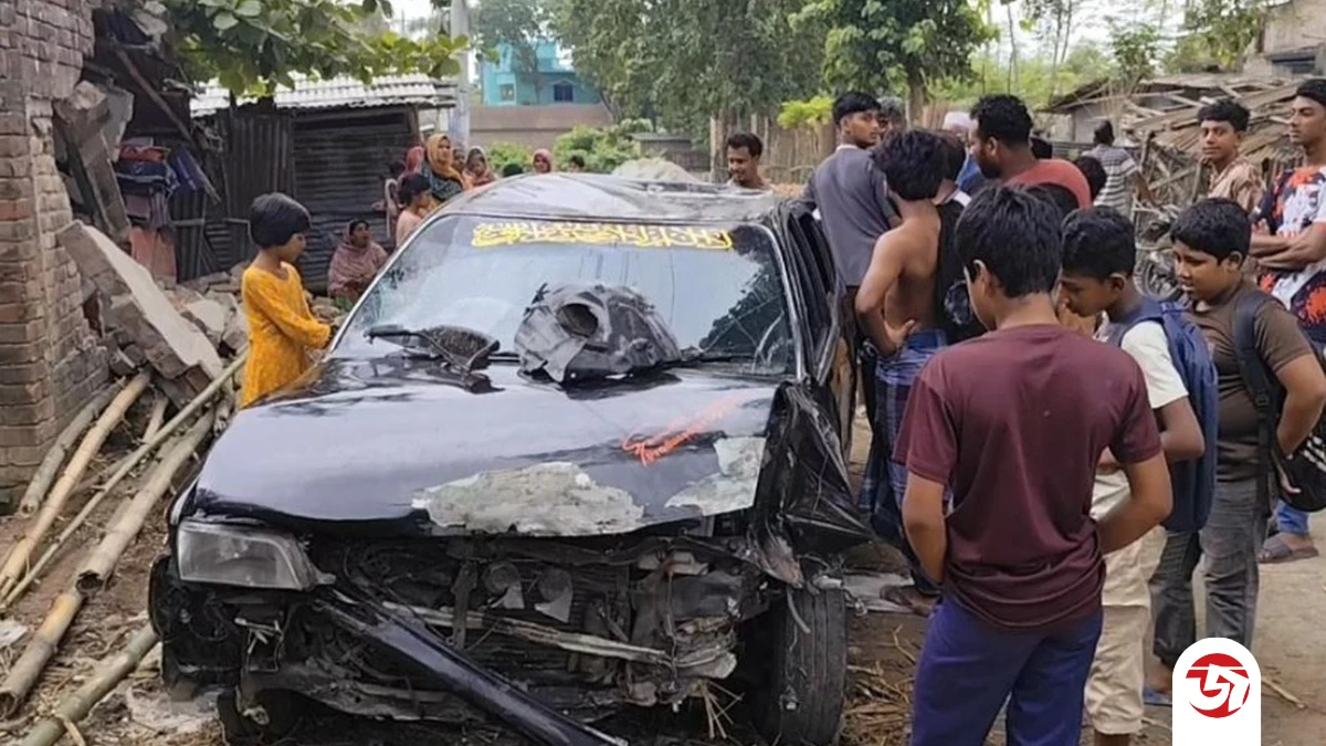 নিয়ন্ত্রণ হারিয়ে বাড়িতে ঢুকে পড়ল প্রাইভেটকার, গাঁজাসহ চালক আটক