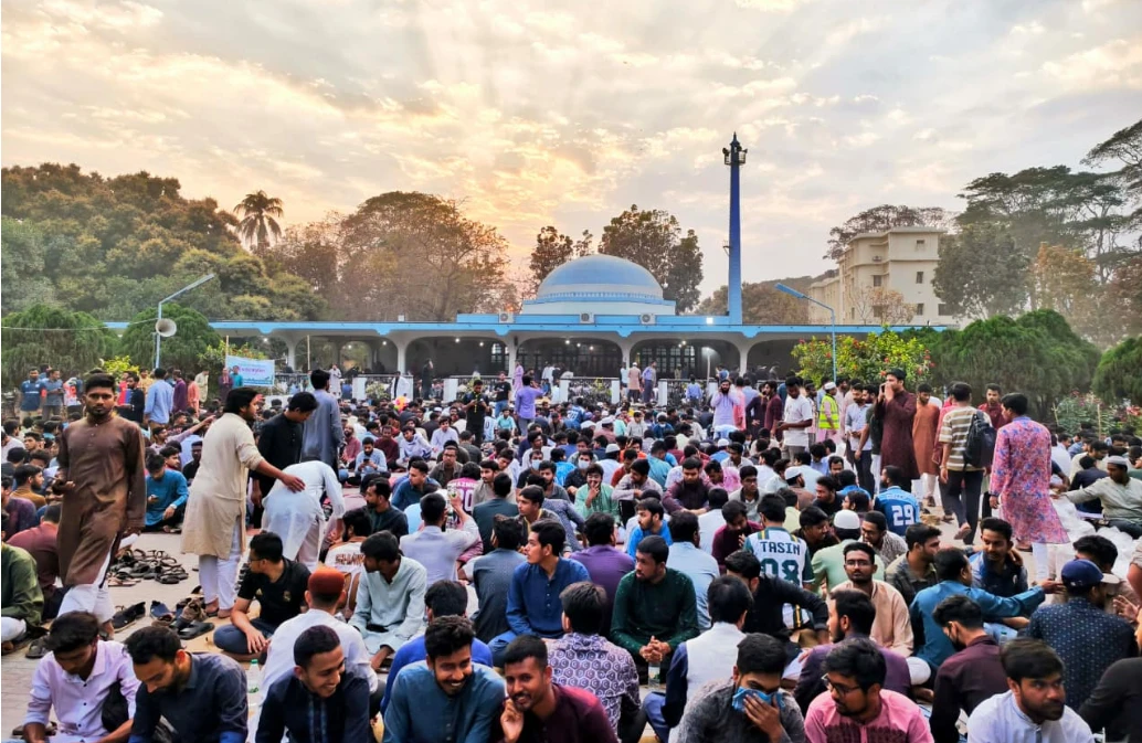 রাকসু'র গণ ইফতারে মুসলিম শিক্ষার্থীদের পাশাপাশি অংশ নিলেন ভিন্ন ধর্মাবলম্বীরাও