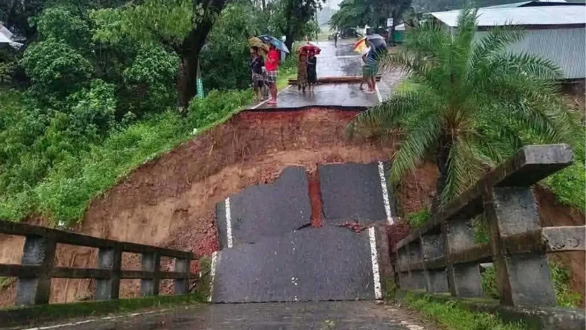পাহাড়ি ঢলে সেতু ধসে রাঙামাটি-বান্দরবান সড়ক যোগাযোগ বিচ্ছিন্ন