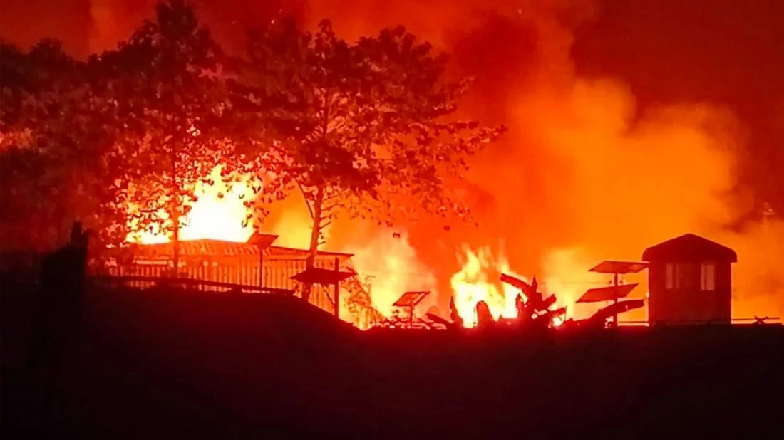 রোহিঙ্গা ক্যাম্পে ভয়াবহ আগুনঃ শতাধিক ঝুপড়িঘর পুড়ে গেছে