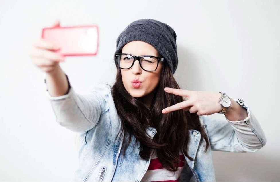 বারবার সেলফি তুলতে ইচ্ছে করে? এটি নিছক কোন অভ্যাস নয় বরং....