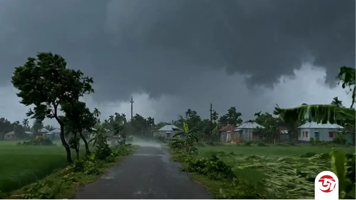দুপুরের আগেই বজ্রসহ ঝড়বৃষ্টির শঙ্কা, ১০ অঞ্চলে সতর্কবার্তা জারি