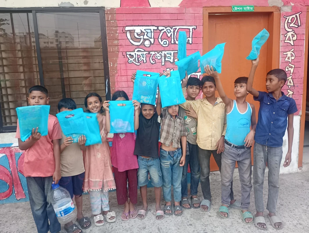 পথশিশুদের মাঝে ঈদ উপহার বিতরণ করলেন চবি ছাত্রদল নেতা কে. ইসলাম ফাহিম