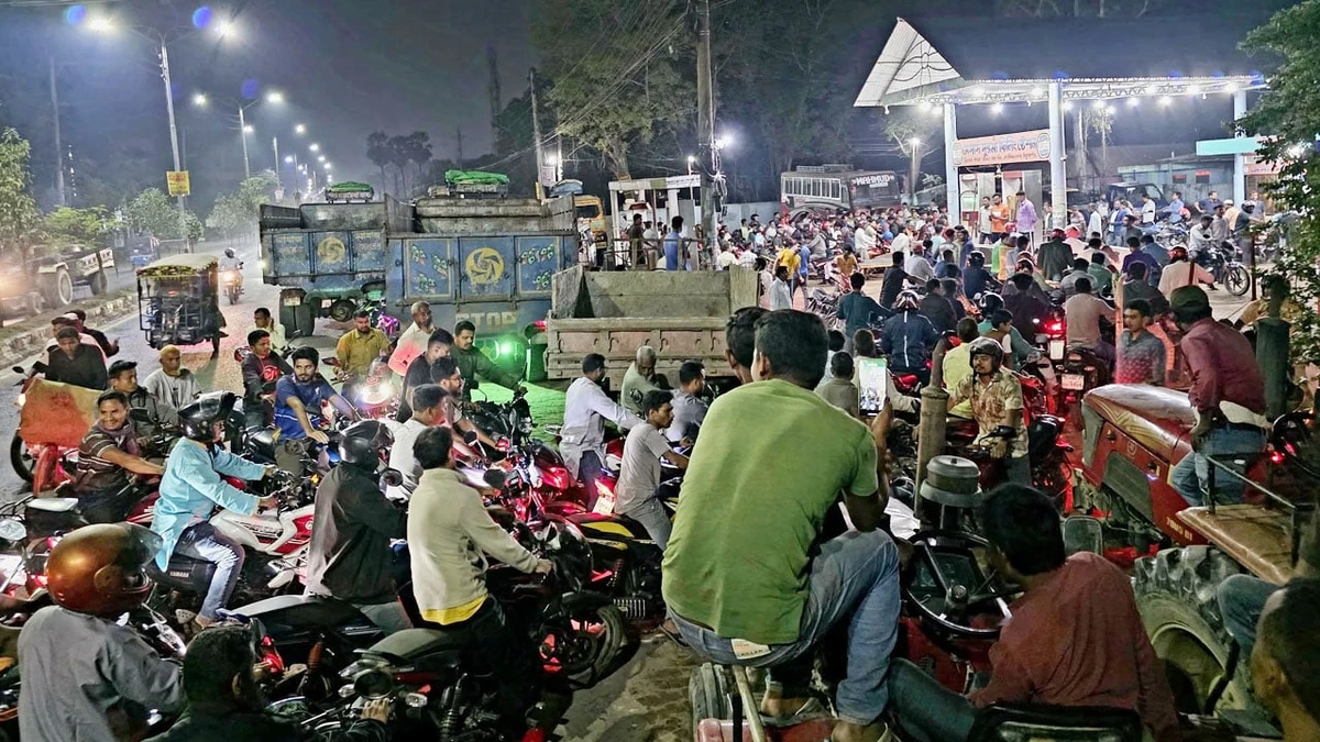 ঠাকুরগাঁওয়ে পাম্প ফাঁকা, পেট্রোল ৩৫০ টাকা