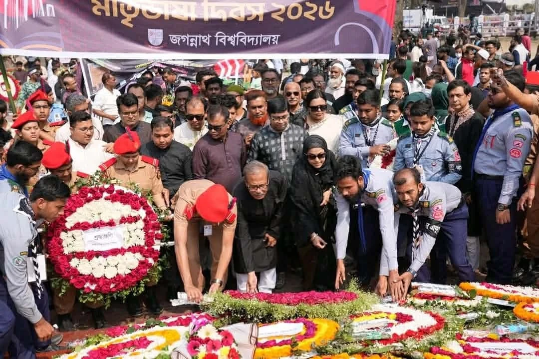 ভাষা শহীদদের স্মরণে কেন্দ্রীয় শহীদ মিনারে জবির শ্রদ্ধাঞ্জলি