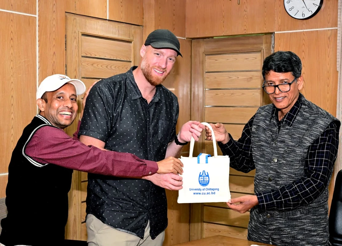 চবি উপাচার্যের সঙ্গে অ্যাইউডব্লিউ প্রফেসর ড. বেনেট কামারফোর্ডের সৌজন্য সাক্ষাৎ